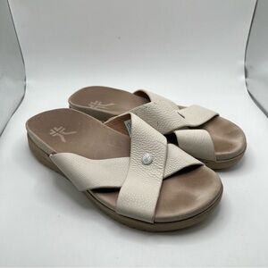 KURU Breeze supportive slide sandals in a cream leather size 8 Wide